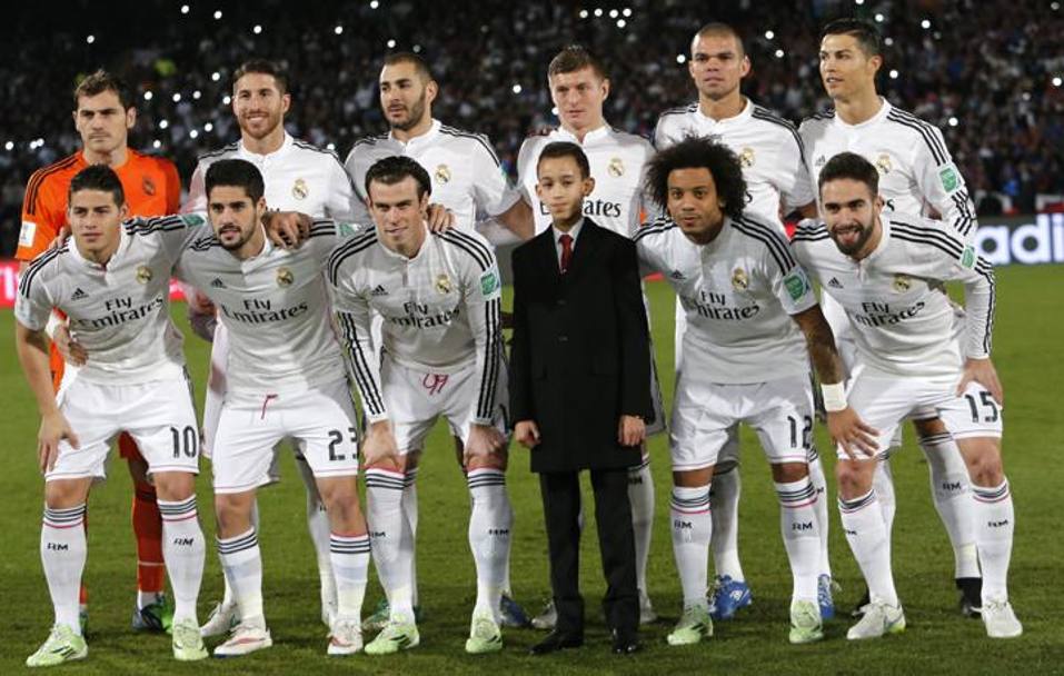 La formazione del Real madrid per questa finale del mondiale per club contro il San Lorenzo. Il bimbo tra Bale e marcelo   il principe marocchino Moulay El Hassan. Ap